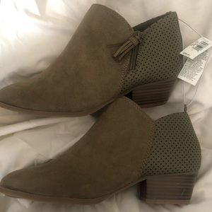 NWT Size 7 Olive Green Suede Short Booties